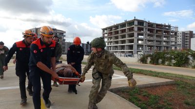 Antalya'da dağın zirvesinde fenalaşan adam tüm çabalara rağmen kurtarılamadı