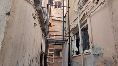 Mersin'de bina dışına kurulan yük asansöründen düşen yaşlı kadın hayatını kaybetti