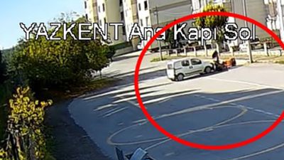 Bursa'da ehliyetsiz sürücünün çarptığı motosikletteki kurye yaralandı