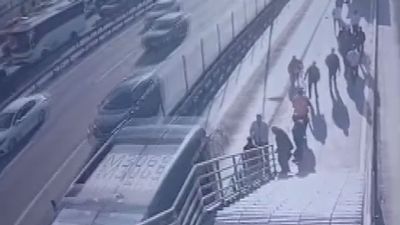 İstanbul'da metrobüs engelli yolcuya çarptı