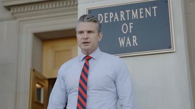 Pentagon'un kapısına 'Savaş Bakanlığı’ tabelaları asıldı