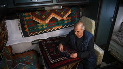 Sındırgı’daki depremler sonrası halı tamircisi karavana taşındı