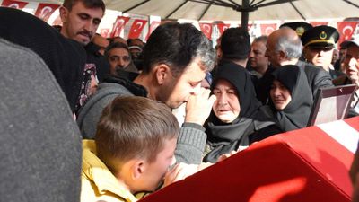 Şehit Emre Sayın son yolculuğuna uğurlandı: Babası tabutun başında gözyaşlarına boğuldu