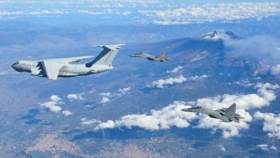 Hindistan'da askeri eğitim uçağı düştü