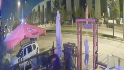 Bursa'da iş yeri sahibi dükkanına defalarca giren hırsızı sopayla kovaladı