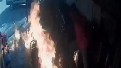 Elazığ'da alev alan motosiklete su yerine yanıcı madde ile müdahale ettiler