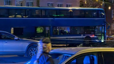 İsveç'te otobüs durağa daldı: Ölü ve yaralılar var