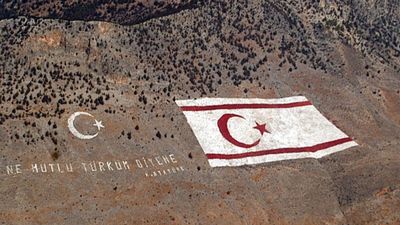 KKTC'nin kuruluşunun 42. yılı törenlerle kutlanıyor