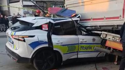 Manisa'da polis aracı tıra arkadan çarptı: 1 polis şehit oldu, 1 polis yaralandı