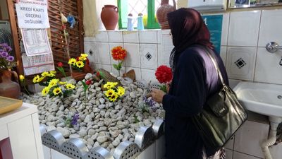 Isparta'da pide yemeye gelip, salondaki mezarlık başında dua ediyorlar