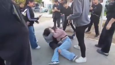 İzmir'de öğrenciler birbirine girdi: Arkadaşları ayırmak yerine kayda aldı