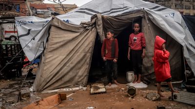 Filistinlilerin sığındığı çadırları yağmur suyu bastı