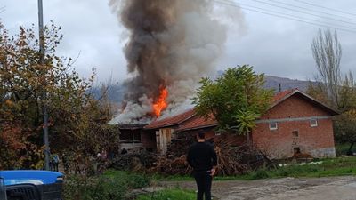 Amasya'da tek katlı ev alevlere teslim oldu: 300 bin liralık birikimleri yandı