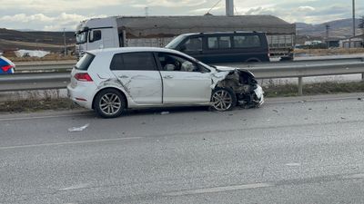 Çorum'da tırın otomobili sıkıştırdığı kaza anı kamerada