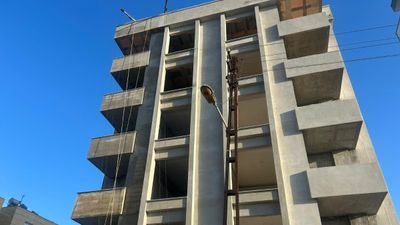 Adana'da 4'üncü kattan düşen inşaat işçisi hayatını kaybetti