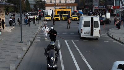 Düzce'de aşırı hız yapan motosikletlileri kostümle kovaladılar