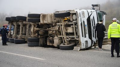 Edirne-Havsa yolunda tır yan yattı: Sıkışan sürücü kurtarıldı
