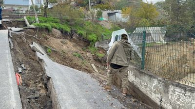 Karabük’te okul inşaatı yanında yol çöktü: Bölge trafiğe kapatıldı