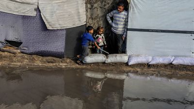 Gazze'de etkili olan yağmur çadırları vurdu: Gazzeli babanın feryadı yürekleri yaktı