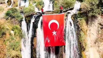 Muradiye Şelalesi'ne JAK Timi'nden Türk bayrağı