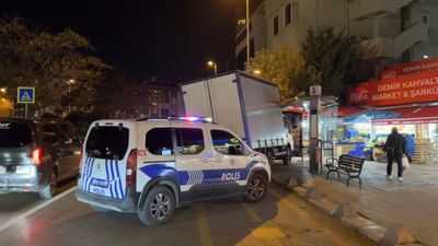 Ataşehir’de kamyonet durağa daldı