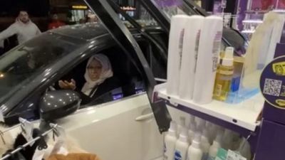 Diyarbakır'da otomobil, mağazaya daldı