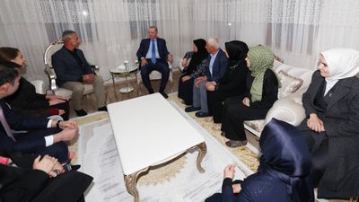 Cumhurbaşkanı Erdoğan, evlerini teslim alan depremzede aileyi ziyaret etti