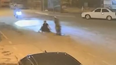 Mersin'de motosikletten düşen şahıslar yaya olarak kaçtı