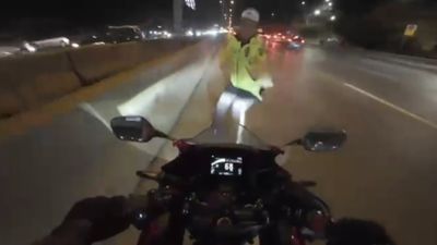 İstanbul'da kazaya müdahale eden trafik polisine motosiklet çarptı