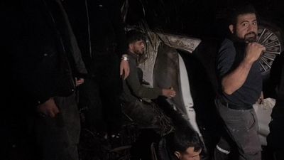 Hatay'da polisten kaçarken kazaya yapan otomobilde 9 kaçak göçmen yakalandı