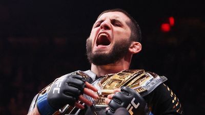 Islam Makhachev'den çifte şampiyonluk!