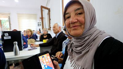 Antalya'da dolandırıcıların hedef kitlesi 60 yaş üzerine akıllı telefon kullanımı eğitimi