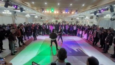 Elazığ'da acı veren oyun: Urganlarla birbirlerinin sırtına vurdular