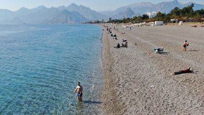 Doğu illerinde kar yağışı devam ederken Antalya'da sahillerde yoğunluk yaşanıyor