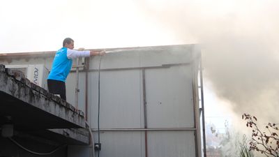 Antalya'da evde çıkan yangında yaşlı çift mahsur kaldı