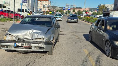 Bartın’da feci kaza: 2 otomobil kavşakta çarpıştı