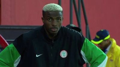 Victor Osimhen devre arasında gözyaşlarıyla soyunma odasına gitti