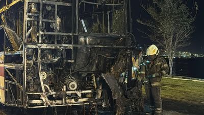 İzmir'de seyir halindeki belediye otobüsü yandı