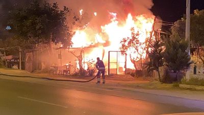 Mersin'de hobi bahçesindeki baraka alev alev yandı