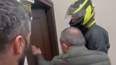 Hatay'da 77 yıl hapis cezasıyla aranıyordu: Kurye kılığındaki polise yakalandı