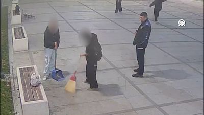 Bursa'da zabıta ekipleri çekirdekleri yere atan gençlere temizlik yaptırdı