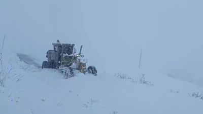 Hakkari'de kar köy yollarını kapattı