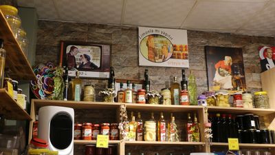 Eskişehir'de karşılıklı turşu dükkanı işleten çiftin hikayesi akıllara 'Neşeli Günler'i getirdi