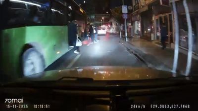 Denizli'de halk otobüsü durak yerine orta şeritte yolcu indirince kazanın ucundan dönüldü