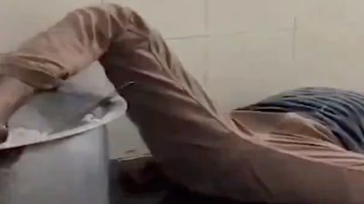 Hindistan'da hijyen dolu görüntüler: Ayağı pilav tenceresinde uyuyakalan bekçi kamerada