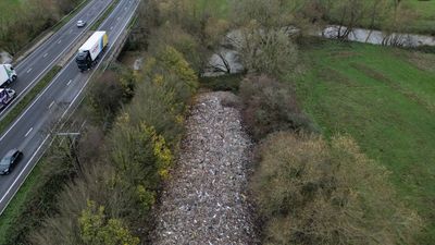 İngiltere'de nehir kıyısında devasa kaçak atık yığını