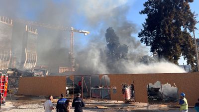 İzmir'de şantiye yangını: Kara dumanlar gökyüzünü kapladı