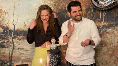 Begüm Öner'den hamilelik pozları! Fotoğrafları yoruma kapattı