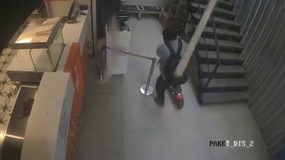 İstanbul'da ölümden kıl payı kurtuldu: Kalas parçası, yoldan geçen vatandaşın üzerine düştü