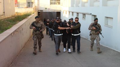 Adana'da yurt dışına kaçma hazırlığında olan ‘Bayğaralar’ çetesinin firarileri yakalandı